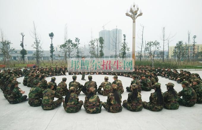 西翔航空學(xué)院青神校區(qū)首批新生軍訓(xùn)火熱進(jìn)行