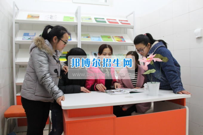 川南幼兒師范高等?？茖W(xué)校黨團工作站、圖書漂流站在學(xué)生公寓正式運行