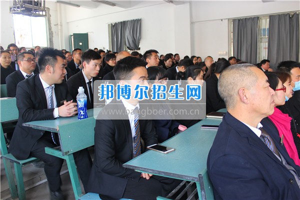 團結(jié)就是力量——成都希望航空職業(yè)學校組織召開新學期開學工作會議