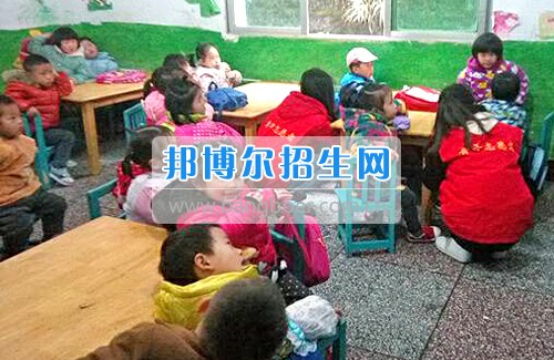 重慶信息技術職業(yè)學院青年志愿者深入社區(qū)幼兒園開展2017年支教活動