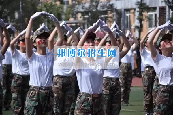 2017年成都航空旅游職業(yè)學(xué)校軍訓(xùn)匯報(bào)表演