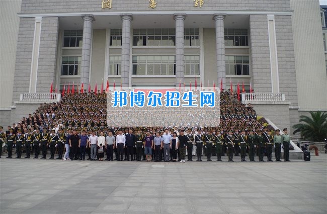 四川管理職業(yè)學(xué)院國旗隊參加四川省高校國旗護(hù)衛(wèi)隊會操交流活動  為慶祝中國人民解放軍建軍90周年，推進(jìn)西南地區(qū)高校國旗文化的發(fā)展，持續(xù)發(fā)揮升旗儀式的教育引導(dǎo)作用，深化愛國主義教育，5月20日，我院國旗隊?wèi)?yīng)邀參加了由四川大學(xué)錦城學(xué)院發(fā)起的會操交流活動。  全省28所高校的國旗護(hù)衛(wèi)隊，近千名國旗手齊聚一堂。在莊嚴(yán)的升旗儀式后，活動進(jìn)入會操展示環(huán)節(jié)。我院國旗隊邁著整齊劃一的步伐走過主席臺，展示出了優(yōu)秀的訓(xùn)練水平和昂揚(yáng)的精神風(fēng)貌。當(dāng)天下午，在四川大學(xué)錦城學(xué)院大禮堂舉行了“以我火紅青春、譜寫國旗禮贊”大學(xué)生升旗手文藝匯演。我院代表隊以優(yōu)雅的舞姿展現(xiàn)了大學(xué)生青春的風(fēng)采。表達(dá)了對祖國與學(xué)院的炙熱情感和嚴(yán)于律己的學(xué)習(xí)態(tài)度。  此次會操交流活動，加強(qiáng)了省內(nèi)各高校國旗護(hù)衛(wèi)隊間的聯(lián)系，弘揚(yáng)了愛國、愛旗、護(hù)旗的精神，獲得了寶貴的經(jīng)驗，明確了努力的方向。我院國旗隊的隊員們紛紛表示：要肩負(fù)起捍衛(wèi)國旗尊嚴(yán)、宣傳國旗文化的神圣使命!