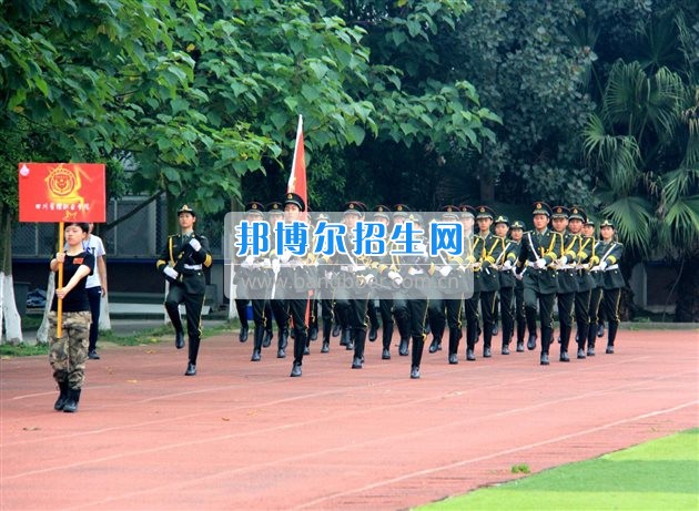 四川管理職業(yè)學(xué)院國旗隊參加四川省高校國旗護(hù)衛(wèi)隊會操交流活動  為慶祝中國人民解放軍建軍90周年，推進(jìn)西南地區(qū)高校國旗文化的發(fā)展，持續(xù)發(fā)揮升旗儀式的教育引導(dǎo)作用，深化愛國主義教育，5月20日，我院國旗隊?wèi)?yīng)邀參加了由四川大學(xué)錦城學(xué)院發(fā)起的會操交流活動。  全省28所高校的國旗護(hù)衛(wèi)隊，近千名國旗手齊聚一堂。在莊嚴(yán)的升旗儀式后，活動進(jìn)入會操展示環(huán)節(jié)。我院國旗隊邁著整齊劃一的步伐走過主席臺，展示出了優(yōu)秀的訓(xùn)練水平和昂揚(yáng)的精神風(fēng)貌。當(dāng)天下午，在四川大學(xué)錦城學(xué)院大禮堂舉行了“以我火紅青春、譜寫國旗禮贊”大學(xué)生升旗手文藝匯演。我院代表隊以優(yōu)雅的舞姿展現(xiàn)了大學(xué)生青春的風(fēng)采。表達(dá)了對祖國與學(xué)院的炙熱情感和嚴(yán)于律己的學(xué)習(xí)態(tài)度。  此次會操交流活動，加強(qiáng)了省內(nèi)各高校國旗護(hù)衛(wèi)隊間的聯(lián)系，弘揚(yáng)了愛國、愛旗、護(hù)旗的精神，獲得了寶貴的經(jīng)驗，明確了努力的方向。我院國旗隊的隊員們紛紛表示：要肩負(fù)起捍衛(wèi)國旗尊嚴(yán)、宣傳國旗文化的神圣使命!