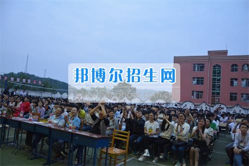 　　我校隆重舉行2017年預(yù)備班學(xué)生“各展所長，揚帆起航”文藝匯演  　　為了豐富同學(xué)們的課余生活，提高同學(xué)們的文藝素養(yǎng)，增強班級間的凝聚力和親和力。6月2日晚，我校在球類運動場舉辦了預(yù)備班“各展所長，揚帆起航”學(xué)生文藝匯演，全體預(yù)備班學(xué)生和職高部學(xué)生共800多名以及20多名教職工觀看了演出。  　　此次文藝匯演的節(jié)目內(nèi)容形式多樣、內(nèi)容豐富，激情的開場舞——《GOODBOY》中拉開了帷幕，伴隨著一陣陣掌聲，歌舞、小品、朗誦、相聲等精心準(zhǔn)備的22個精彩的節(jié)目為觀眾呈現(xiàn)了一道豐富的視聽盛宴，最后全體師生齊唱的《難忘今宵》把本場文藝匯演推向了高潮，掌聲和歡呼聲此起彼伏，臺上臺下成了一片激情四溢的海洋，本場文藝匯演畫上了圓滿的句號。  　　此次文藝匯演演出的成功舉辦，充分彰顯了我校預(yù)備班學(xué)生的個性，讓預(yù)備班學(xué)生充分感受到育才職高的魅力。