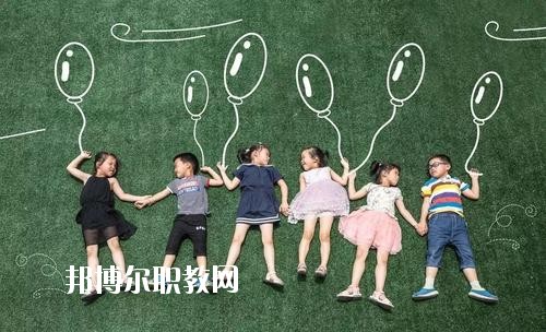 四川2020年幼師學校和中專有哪些區(qū)別