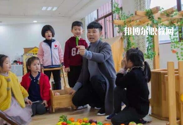 湖北2020年男生讀幼師學校學什么好