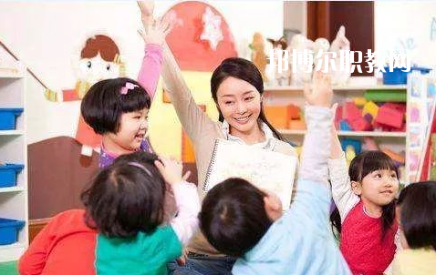 湖北2020年女生讀幼師學(xué)校學(xué)什么好