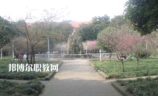 湖北汽車工業(yè)實驗技工學(xué)校2022年報名條件、招生要求、招生對象