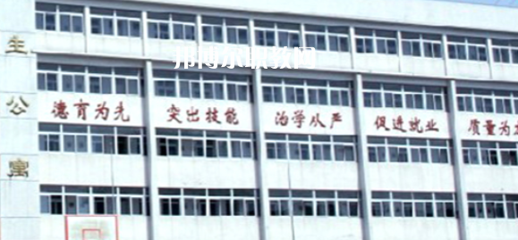 南京市公用事業(yè)技工學(xué)校學(xué)費(fèi)：*********，具體各專業(yè)學(xué)費(fèi)明細(xì)如下，希望對(duì)大家有幫助，邦博爾小編整理的南京市公用事業(yè)技工學(xué)校學(xué)費(fèi)信息僅供參考，如有變動(dòng)，以學(xué)校官方最新消息為準(zhǔn)。  一、南京市公用事業(yè)技工學(xué)校學(xué)費(fèi)多少錢(學(xué)費(fèi)明細(xì)) 1、南京市公用事業(yè)技工學(xué)校各專業(yè)學(xué)費(fèi)收費(fèi)標(biāo)準(zhǔn)  2、南京市公用事業(yè)技工學(xué)校住宿費(fèi)標(biāo)準(zhǔn)：500元/學(xué)年  3、南京市公用事業(yè)技工學(xué)校資助政策  學(xué)校嚴(yán)格按物價(jià)局核定的標(biāo)準(zhǔn)收費(fèi)，在校生享受政府免學(xué)費(fèi)政策。符合條件的優(yōu)秀學(xué)生和貧困生，按規(guī)定享受國(guó)家勵(lì)志獎(jiǎng)學(xué)金和助學(xué)金。  學(xué)校實(shí)行獎(jiǎng)學(xué)金制度，對(duì)比亞迪冠名班，開沃集團(tuán)南京金龍冠名班，天泓冠名班和品學(xué)兼優(yōu)的優(yōu)秀學(xué)生給予獎(jiǎng)勵(lì)。  二、南京市公用事業(yè)技工學(xué)校簡(jiǎn)介 多年來(lái)，學(xué)校與一百多家企事業(yè)單位建立了用人協(xié)作關(guān)系，為畢業(yè)生建立了暢通的就業(yè)渠道，部分專業(yè)已采用“定單式定向委培”輸送就業(yè)。  2004年以來(lái)，每年就業(yè)率始終在98.5%以上，畢業(yè)生就業(yè)去向主要為公交行業(yè)，如南京公交、中北巴士、新城巴士等;  汽車制造行業(yè)，如南京南汽集團(tuán)MG汽車制造公司、南京長(zhǎng)安汽車制造公司等;  汽車銷售(4S店)和維修行業(yè)如江蘇天泓汽車服務(wù)有限公司、南京朗馳集團(tuán)有限公司和江蘇省外事旅游汽車公司汽車修理總廠、南京新港汽車維修公司等。