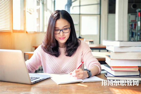 湖北哪里的中專學(xué)校能讀數(shù)控技術(shù)與模具制造專業(yè)