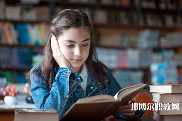 廣西哪里的中職學校能讀商務(wù)英語與文秘專業(yè)
