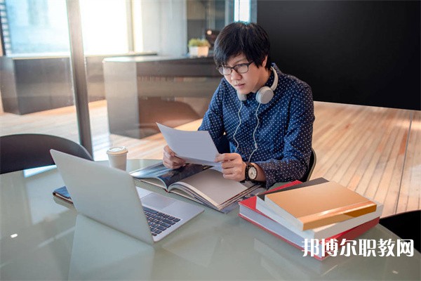 四川哪里的中職學校能讀服裝藝術(shù)設計專業(yè)