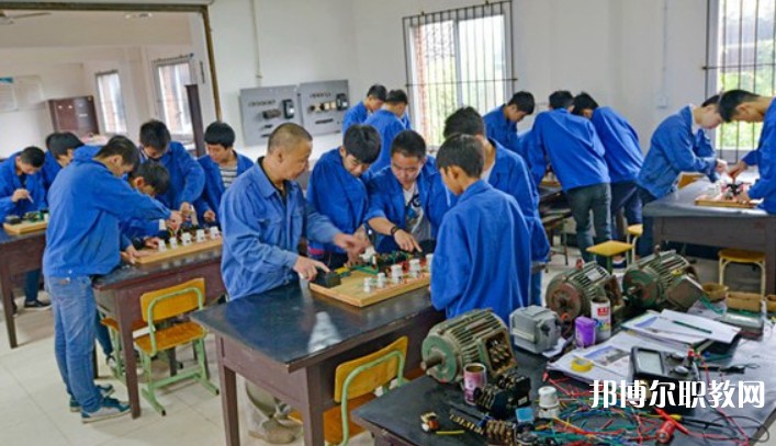 四川2025年初中生讀電工學(xué)校怎么樣
